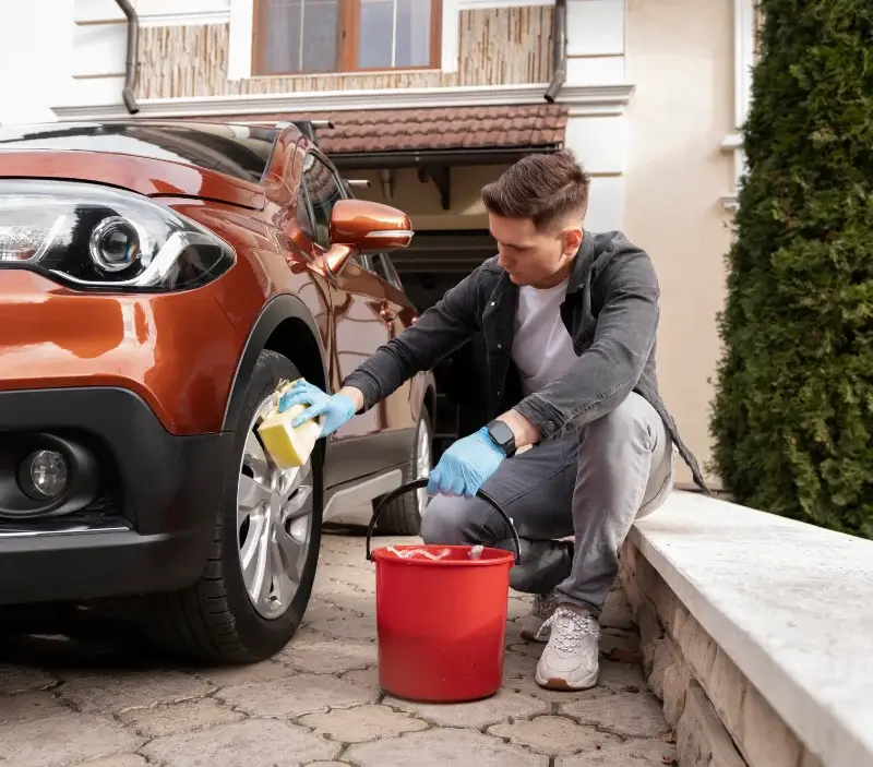 Lavage auto à domicile Noues de Sienne : professionnel intervenant sur un véhicule